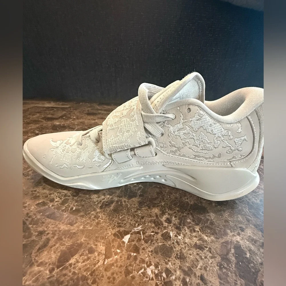 Nike. Air Jordan Zion 3 M.U.D. SE 'Light Bone'. Size 6.5.
